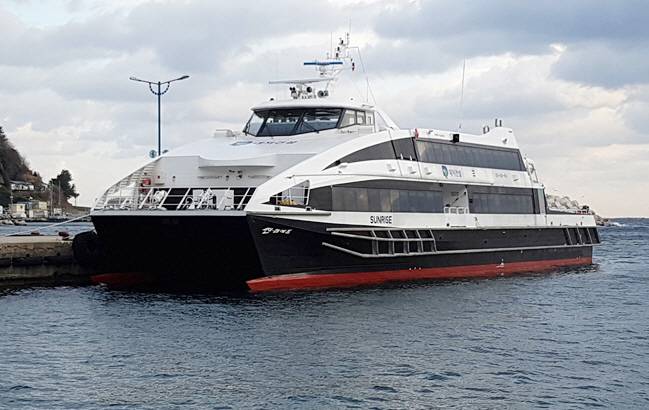 ▲ ㈜대저페리는 포항↔울릉 간 초쾌속 여객선 '썬라이즈호' 운항 재개를 기념해 오는 3월 3일부터 31일까지 전 국민을 대상으로 승선 요금 50% 특별 할인 이벤트를 진행한다. 사진 경북DB
