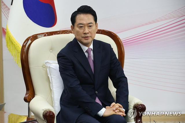 장동혁 국민의힘 대표가 14일 오전 대전시청을 방문하고, 이장우 대전시장에게 대전·충남 행정통합 관련 의견을 밝히고 있다. 연합뉴스