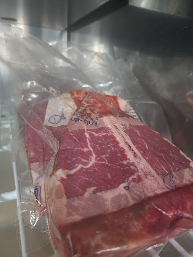 '습식 숙성' 방식으로 고기를 숙성하고 있다(스테이크 전문점 'GOOK SU' 제공)