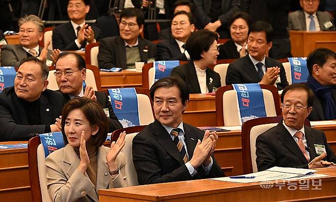 2026 영호남 국가균형발전 공동선포식 및 신년교류회가 14일 오후 국회의사당 국회박물관에서 열렸다.영호남 정관계 인사들이 박수를 치고 있는 가운데 나경원 국민의힘 의원(왼쪽)과 조국 조국혁신당 대표(가운데), 이석연 국민통합위원장(오른쪽)이 나란히 앉아 있는 모습.임정옥 객원기자