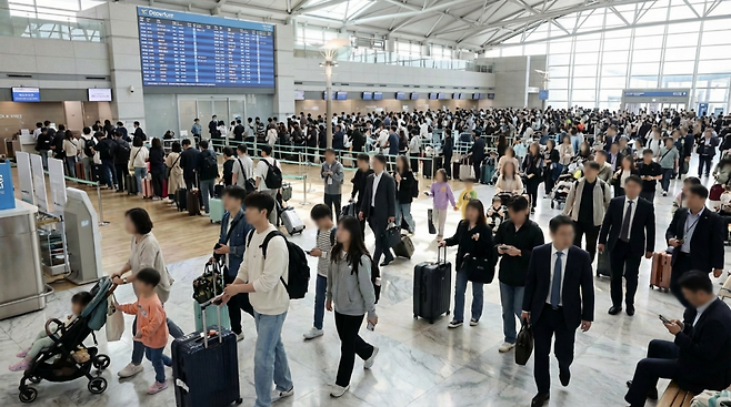 경기 불황과 고물가·고환율이 장기화되는 국면에서도 ‘해외여행자 수는 증가세를 보이고 있다. 출국을 기다리는 사람들도 붐비는 공항 풍경. (사진=젠스파크로 생성)