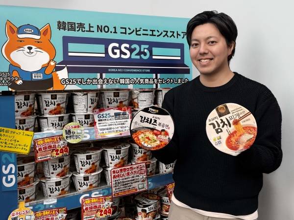 GS25가 PB라면 '오모리' 시리즈를 일본 돈키호테로 수출했다. 모델이 '오모리' 시리즈를 들고 포즈를 취하고 있다.&nbsp;ⓒGS25