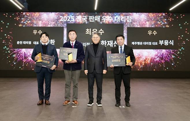 곽재선 KGM 회장(오른쪽에서 두 번째)이 14일 평택 본사에서 판매 우수 대리점을 시상하고 있다. (사진=KGM)