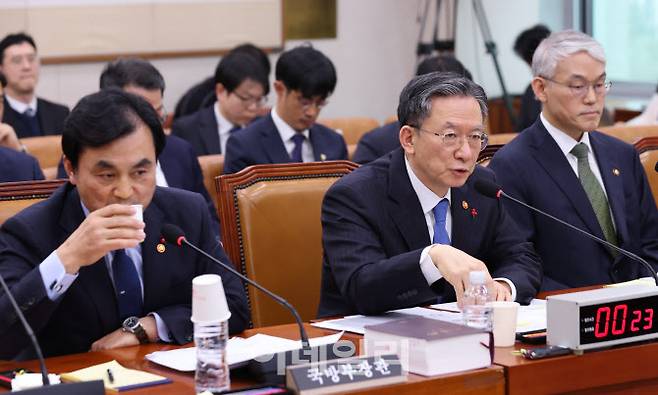 [이데일리 노진환 기자] 정성호 법무부 장관이 12일 오후 서울 여의도 국회에서 열린 법제사법위원회 전체회의에서 의원의 질의에 답변하고 있다.