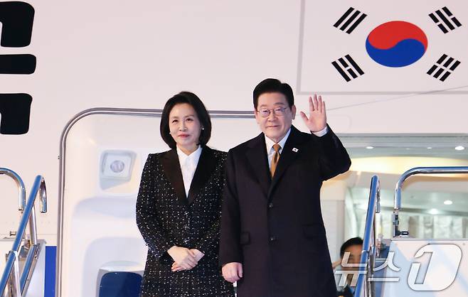 일본 순방 일정을 마친 이재명 대통령과 김혜경 여사가 14일 오사카 간사이 국제공항에서 공군1호기에 올라 환송객들에게 인사하고 있다. 2026.1.14/뉴스1 ⓒ News1 이재명 기자