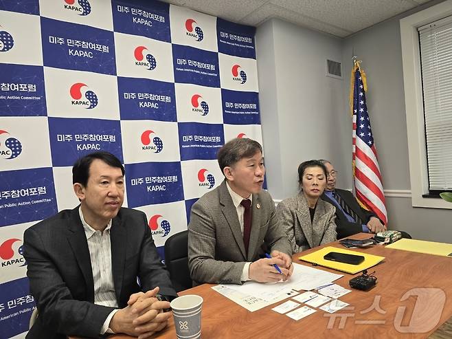 최광철 민주참여포럼(KAPAC) 대표(가운데)가 14일(현지시간) 미국 버지니아주 알렉산드리아에서 기자간담회를 열고 오는 6월 '평화 포럼' 개최 및 '미주동포 평화여행 방북단' 구상을 밝히고 있다. 2026.01.14. ⓒ News1 류정민 특파원