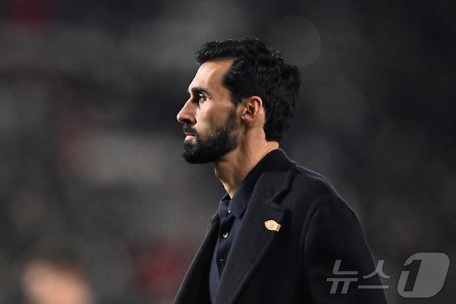 레알 마드리드 감독 데뷔전에서 패배를 당한 알바로 아르벨로아 감독. ⓒ 로이터=뉴스1