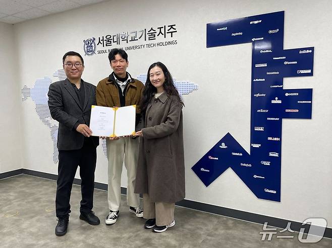 왼쪽부터 목승환 서울대기술지주 대표, 윤홍석·장지혜 아워스팟 대표(서울대기술지주 제공)