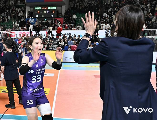 요시하라 토모코 감독은 최근 이나연을 주전 세터로 중용하고 있다. (KOVO 제공)