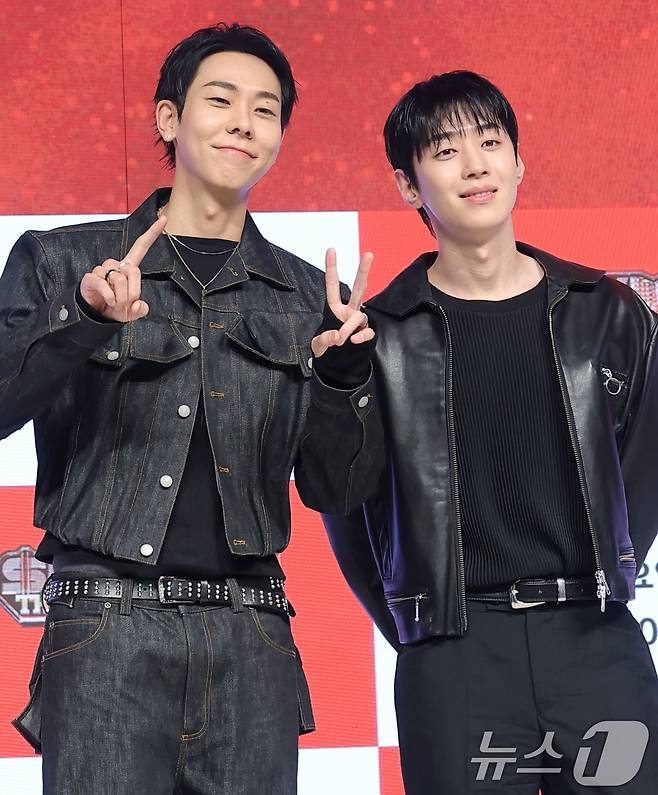 가수 겸 프로듀서 로꼬와 그레이(오른쪽)가 15일 오전 서울 강남구 엘리에나호텔에서 열린 Mnet ‘쇼미더머니12’ 제작발표회에 참석해 포즈를 취하고 있다. 2026.1.15/뉴스1 ⓒ News1 권현진 기자