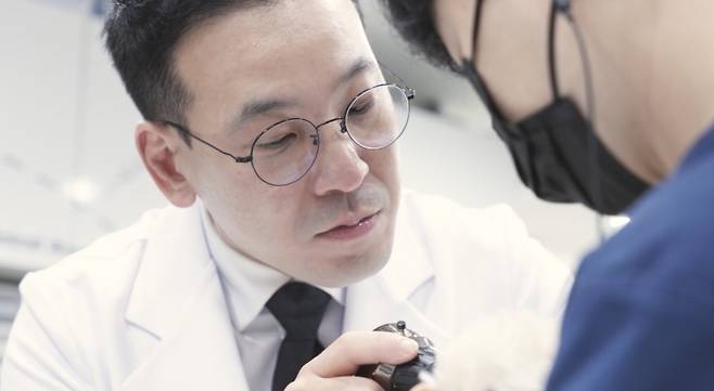 시그니처동물의료센터에 합류해 진료를 보고 있는 송우진 원장(벳아너스 제공) ⓒ 뉴스1