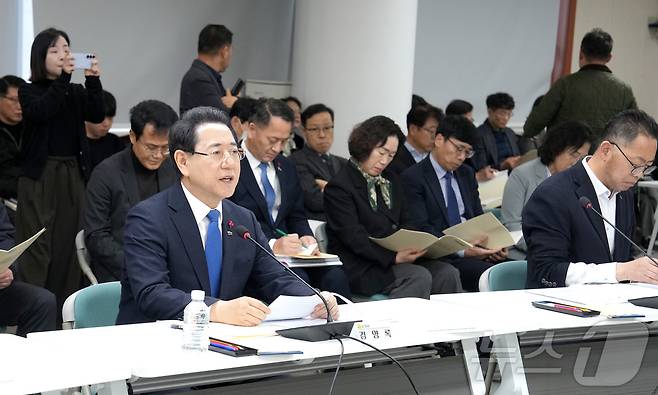김영록 전라남도지사가 13일 오후 전남도의회 초의실에서 열린 ‘광주·전남 행정통합’ 전남도의회-집행부 간담회에서 의원들의 질문에 답변을 하고 있다.(전남도 제공. 재판매 및 DB금지) 2026.1.13/뉴스1 ⓒ News1