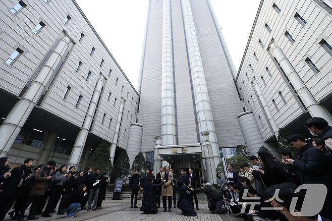 정기석 국민건강보험공단 이사장이 15일 오후 서울 서초동 서울고등법원 앞에서 주식회사 케이티앤지 외 3명 손해배상 청구 2심 선고 공판을 마친 뒤 나와 입장을 표명하고 있다. 2026.1.15/뉴스1 ⓒ News1 박정호 기자