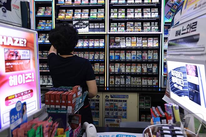 서울 시내 편의점에서 직원이 담배를 정리하고 있다. / 뉴스1 ⓒ News1 박정호 기자