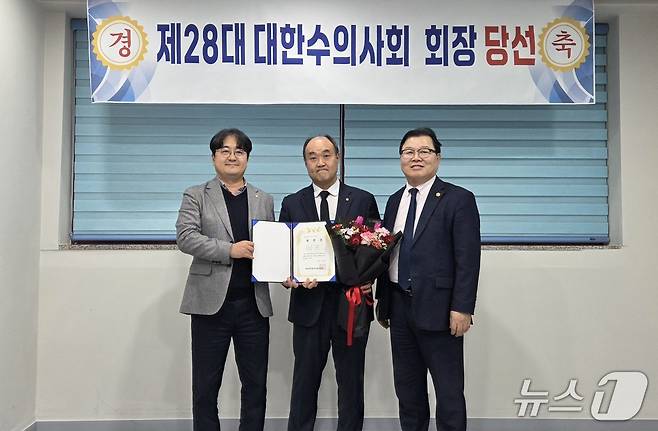 우연철 제28대 대한수의사회 회장 당선인(가운데)이 15일 김은석 대한수의사회 선거관리위원장과 허주형 회장으로부터 당선증을 받고 있다. ⓒ 뉴스1 한송아 기자
