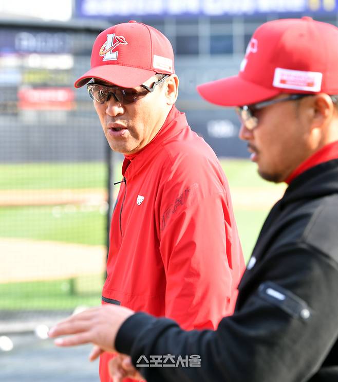 SSG 김민재 코치가 18일 수원KT위즈파크에서 열린 2023 KBO리그  KT와 SSG의 시즌 첫 경기를 준비하며 선수들의 타격훈련을 지켜보고 있다. 사진 | 스포츠서울DB