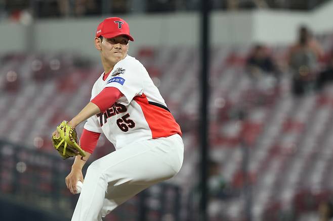 KIA 성영탁이 17일 광주-기아 챔피언스 필드에서 열린 2025 KBO리그 KT전에서 힘차게 공을 던지고 있다. 사진 | KIA 타이거즈