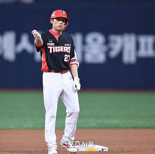 KIA 김호령이 25일 고척스카이돔에서 열린 2025 KBO리그 키움과 경기 4회초 무사2,3루 2타점 2루타를 친 후 세리머니를 하고 있다.  2025. 6. 25. 고척 | 최승섭기자 thunder@sportsseoul.com