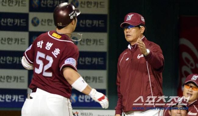 올시즌 최고 라이벌로 떠오른 LG와 넥센의 2012 프로야구 경기가 23일 잠실 야구장에서 펼쳐 졌다. 넥센 박병호가 8회 이택근에 이어 연속타자 홈런을 치고 김시진 감독과 하이파이브를 하고 있다.

잠실=조병관 기자 rainmaker@sportschosun.com/2012.05.23/