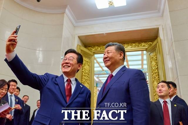이재명 대통령이 중국, 일본을 잇따라 방문하며 새해 정상외교를 시작했다. 이 대통령이 5일(현지시간) 중국 베이징 인민대회당에서 국빈 만찬을 마친 뒤 시진핑 중국 국가주석과 셀카를 찍고 있다. /이 대통령 SNS