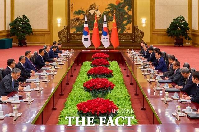 이재명 대통령이 5일(현지시간) 중국 베이징 인민대회당에서 시진핑 중국 국가주석과 정상회담을 하고 있다. /청와대