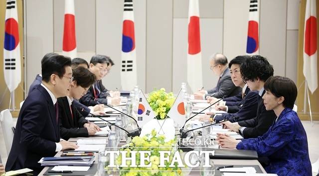 이재명 대통령과 다카이치 사나에 일본 총리가 13일(현지시간) 일본 나라현 회담장에서 확대 정상회담을 하고 있다. /뉴시스