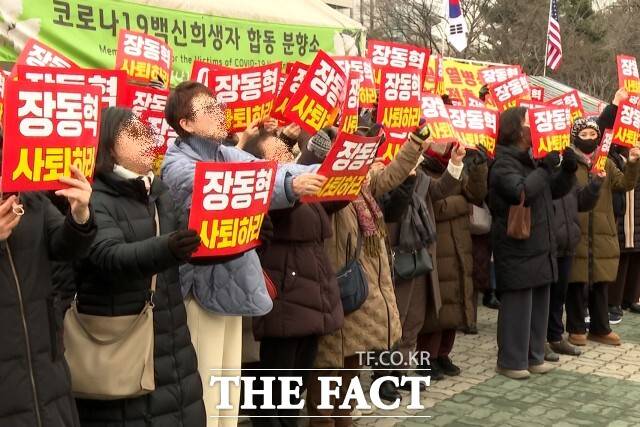 15일 오전 서울 여의도 국회의사당 앞에서 친한계 당원들과 보수 유튜버가 한동훈 전 국민의힘 대표의 제명 철회 촉구와 국민의힘 지도부 사퇴 촉구 집회를 열고 있다. /김기범 기자