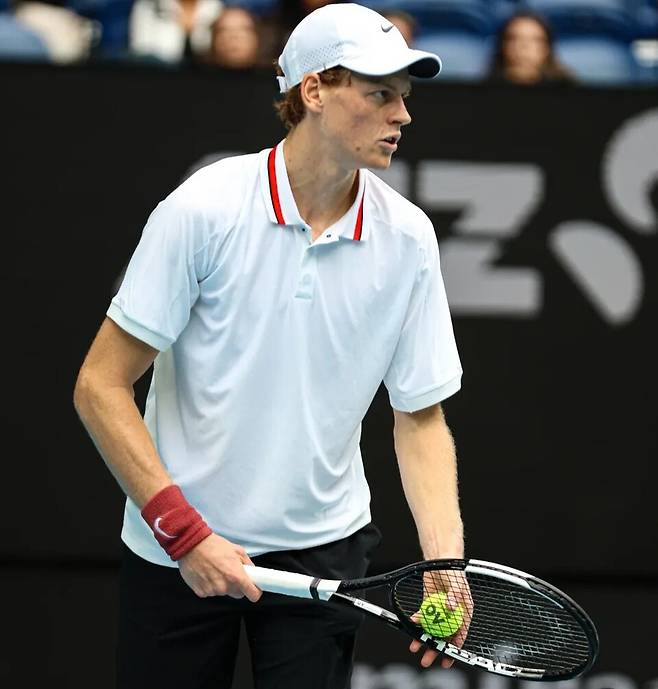 2026 호주오픈을 앞두고 센터코트인 로드 레이버 아레나에서 서브 연습을 하는 야닉 시너. 사진 호주오픈