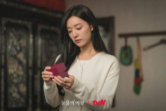스튜디오드래곤이 보유한 지식재산권(IP) 역대 톱 10에 꼽히는 드라마 '눈물의 여왕' 스틸. tvN 제공
