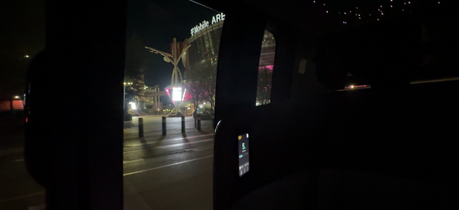 죽스 자율주행 택시가 라스 베이거스 도로를 달리는 동안 커다란 창문을 통해 외부의 모습을 볼 수 있다. 사진=백종민 테크 스페셜리스트