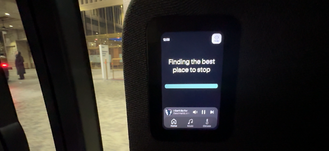 죽스 자율주행 택시가 목적지에 도달하면 안전한 주차 위치를 찾고 있다는 안내가 나온다. 사진=백종민 테크 스페셜리스트