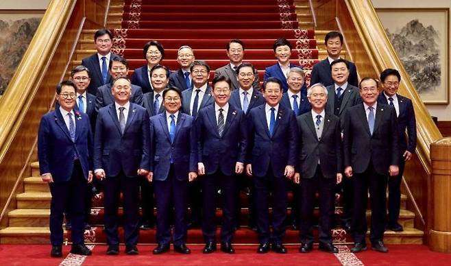 지난 9일 청와대에서 열린 이재명 대통령 주재 오찬 간담회에서 광주·전남 행정통합 관련 논의 뒤 참석자들이 기념촬영을 하고 있다. 광주시 제공