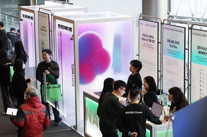 서울 강남구 코엑스에서 열린 '독자 AI 파운데이션 모델' 프로젝트 1차 발표회에서 참석자들이 네이버클라우드 부스를 체험하고 있다. 연합뉴스