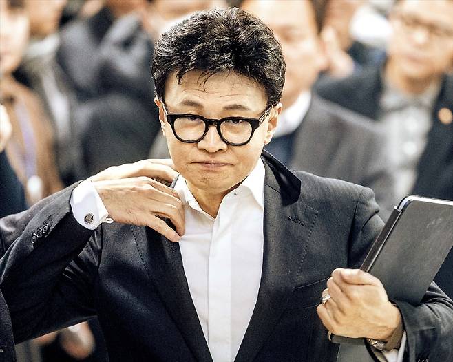 국민의힘 한동훈 전 대표가 14일 국회 기자회견장으로 들어오고 있다. 한 전 대표는 국민의힘 윤리위원회가 이날 새벽 ‘당원 게시판 사건’과 관련해 자신에게 제명 결정을 내린 것에 대해 “허위 조작으로 제명한 것은 또 다른 계엄”이라며 “국민·당원과 함께 막겠다”고 말했다./김지호 기자