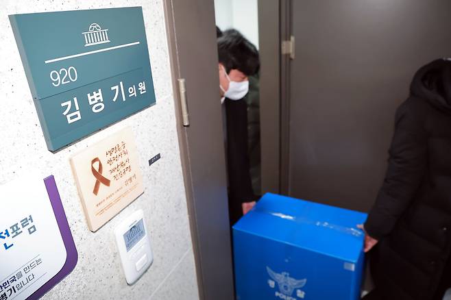 경찰이 각종 비위 의혹에 휩싸인 더불어민주당 김병기 의원의 주거지 등에 대한 압수수색에 착수한 14일 국회의원회관 내 김 의원 사무실에서 경찰이 압수품을 옮기고 있다./연합뉴스