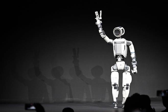 세계 최대 가전·정보기술(IT) 전시회 'CES 2026' 개막을 하루 앞둔 5일(현지 시각) 미국 네바다주 라스베이거스 만달레이베이에서 열린 현대차그룹 프레스 컨퍼런스에서 차세대 전동식 아틀라스 시제품이 손인사하고 있다. /뉴스1