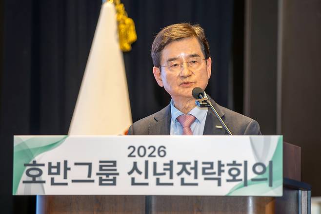 김선규 호반그룹 회장이 14일 충북 제천 레스트리 리솜에서 신년 전략회의를 갖고 ‘Pivot or Die(변화 아니면 죽음)’ 문구를 인용하며 과감한 전략 수립과 실행을 강조하고 있다. /호반그룹 제공