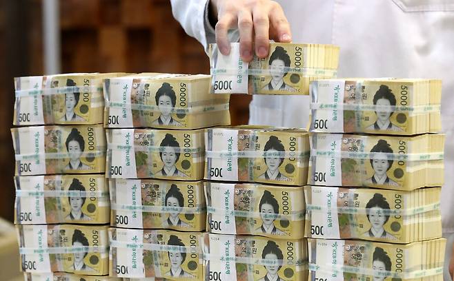 14일 오후 서울 중구 하나은행에서 직원이 5만원권을 정리하고 있다. /뉴스1