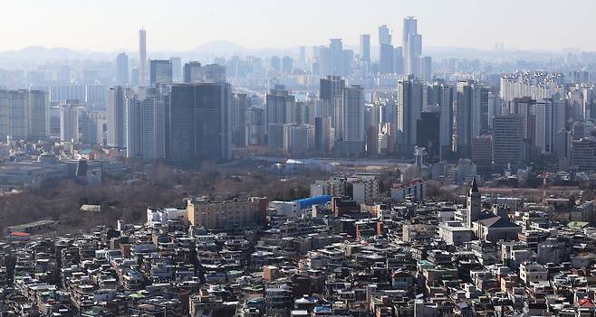 8일 서울 남산 전망대에서 바라본 시내에 아파트가 빼곡히 들어차 있다. /연합뉴스
