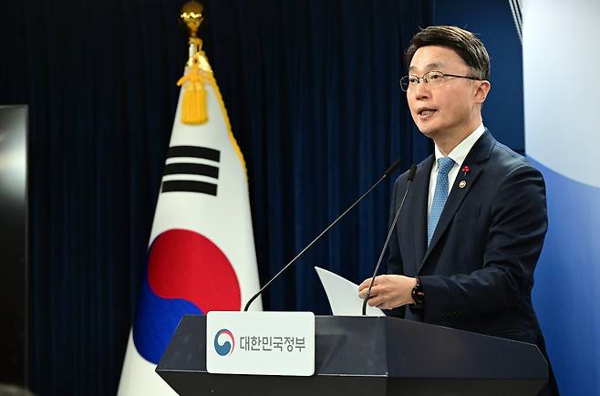 류제명 과학기술정보통신부 2차관이 15일 서울 종로구 정부서울청사에서 독자 AI 파운데이션 모델 프로젝트 1차 단계 평가 결과를 브리핑하고 있다./뉴스1