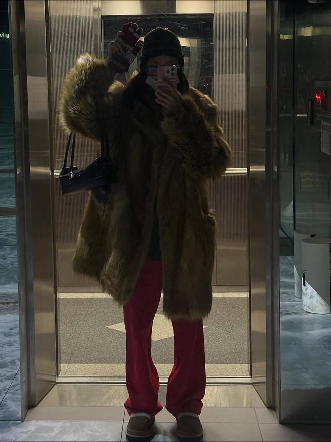 퍼자켓과 매치한 손나은. 인스타그램 @marcellasne_