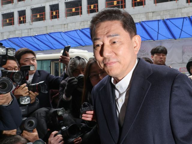 공천헌금 수수 등 각종 비위 의혹을 받는 김병기 더불어민주당 의원이 지난 12일 서울 여의도 중앙당사에서 열린 윤리심판원 회의에 출석하고 있다. ⓒ연합뉴스