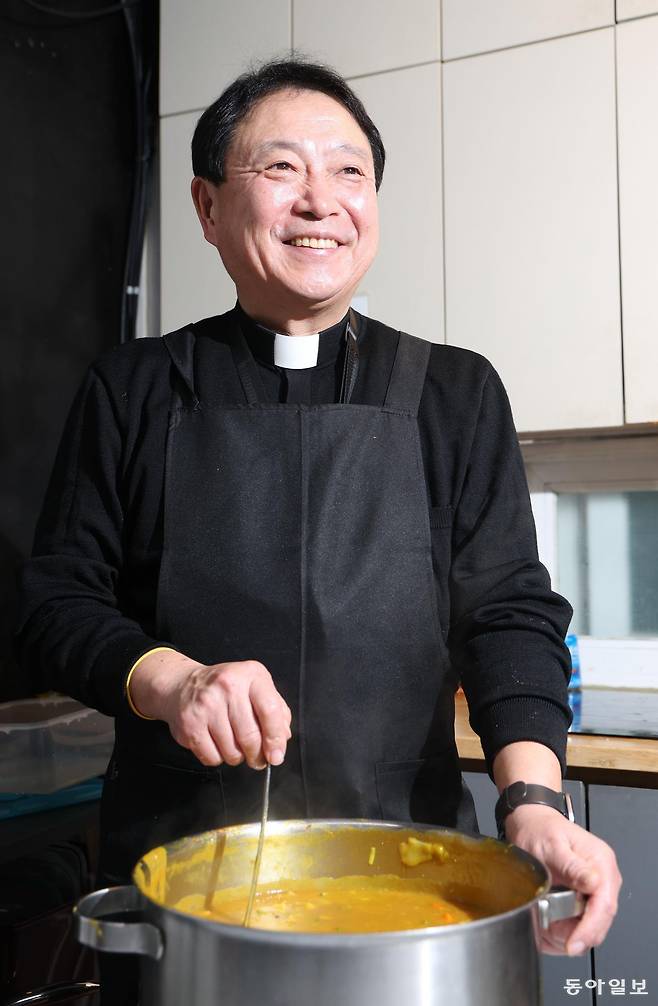 이영우 신부는 “과거와 달리 요즘 시대에는 고시원 등 방 안에 숨어 고립된 채 살아가는 빈민이 많다”며 “물질적인 도움도 필요하지만 관심과 사랑, 따뜻한 말 한마디가 더 절실한 사람들”이라고 말했다. 신원건 기자 laputa@donga.com