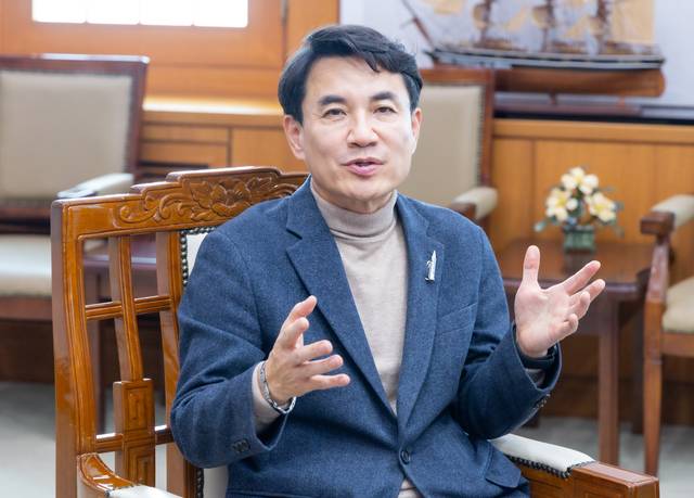 김진태 강원특별자치도지사가 14일 강원도청에서 디지털타임스와 인터뷰를 하고 있다. 박동욱기자 fufus@