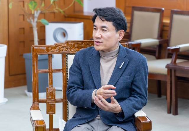 김진태 강원특별자치도지사가 14일 강원도청에서 디지털타임스와 인터뷰를 진행하고 있다. 박동욱기자 fufus@