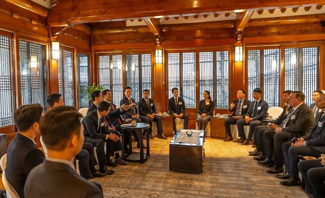 대통령경호처는 주한미대사관이 '경주 APEC 정상회의' 기간 중 국빈 방한한 도널드 트럼프 미국 대통령 경호협력에 대한 감사의 뜻으로 지난 12일 미대사관저에서 리셉션을 개최했다고 15일 전했다. 대통령경호처 제공