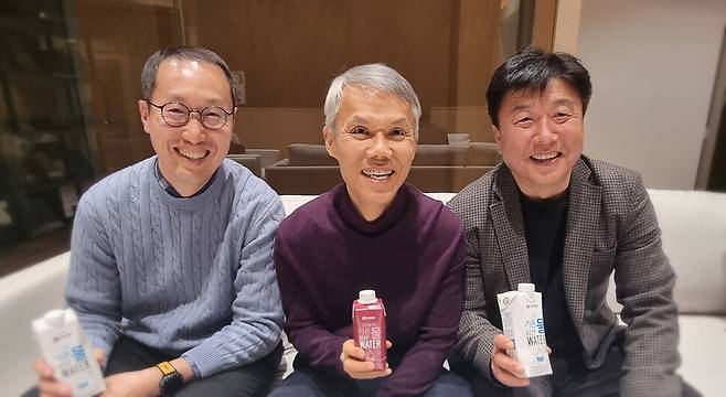 지난 6일 충북 괴산자연드림파크에서 인터뷰한 오원영 항암식품연구소 대표(왼쪽부터), 신성식 자연드림솔트로드 대표, 신신일 유기농항암농업연구소 소장이 솔트로드에서 생산하는 ‘기픈물’을 들고 밝게 웃고 있다. 솔트로드는 올해 기업공개(IPO)를 통해 제2공 장을 건설할 계획이다. 김보근 선임기자 tree21@hani.co.kr