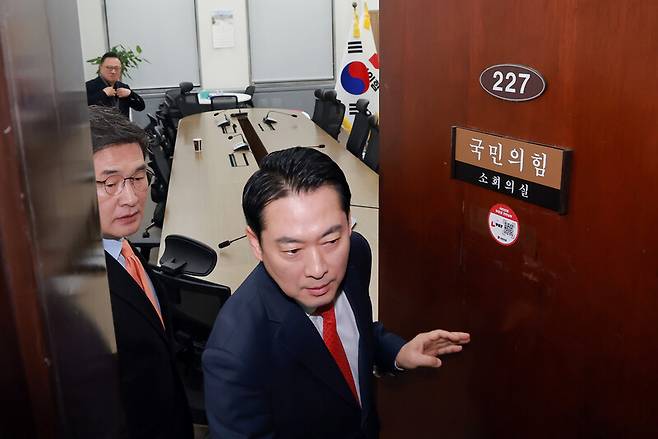 장동혁 국민의힘 대표가 15일 국회에서 당 초재선모임 ‘대안과 미래’ 소속 의원들과 면담하기 위해 회의실로 향하고 있다. 연합뉴스