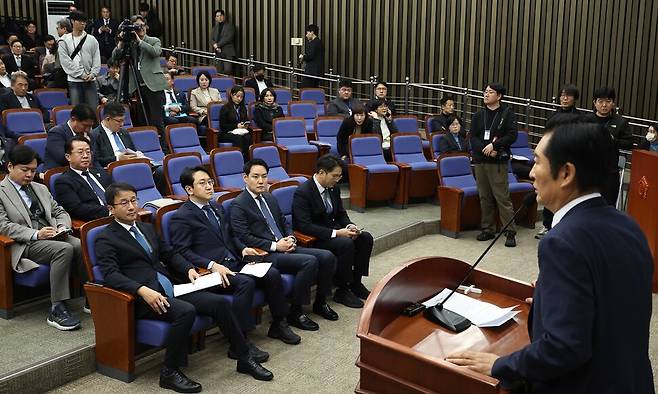 정청래 더불어민주당 대표가 15일 국회에서 열린 의원총회에 참석해 있다. 윤운식 선임기자 yws@hani.co.kr