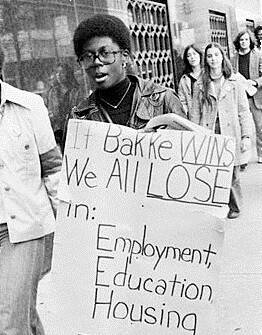 미국이 1960년대에 도입한 ‘소수집단 우대정책’(어퍼머티브 액션)은 1970년대 후반 백인 학생 앨런 바키가 소수자 특례입학제도 탓에 대학에서 탈락했다며 ‘역차별 소송’을 내면서 찬반 시위와 대논쟁을 일으켰다. civilrightsmovement 블로그 갈무리